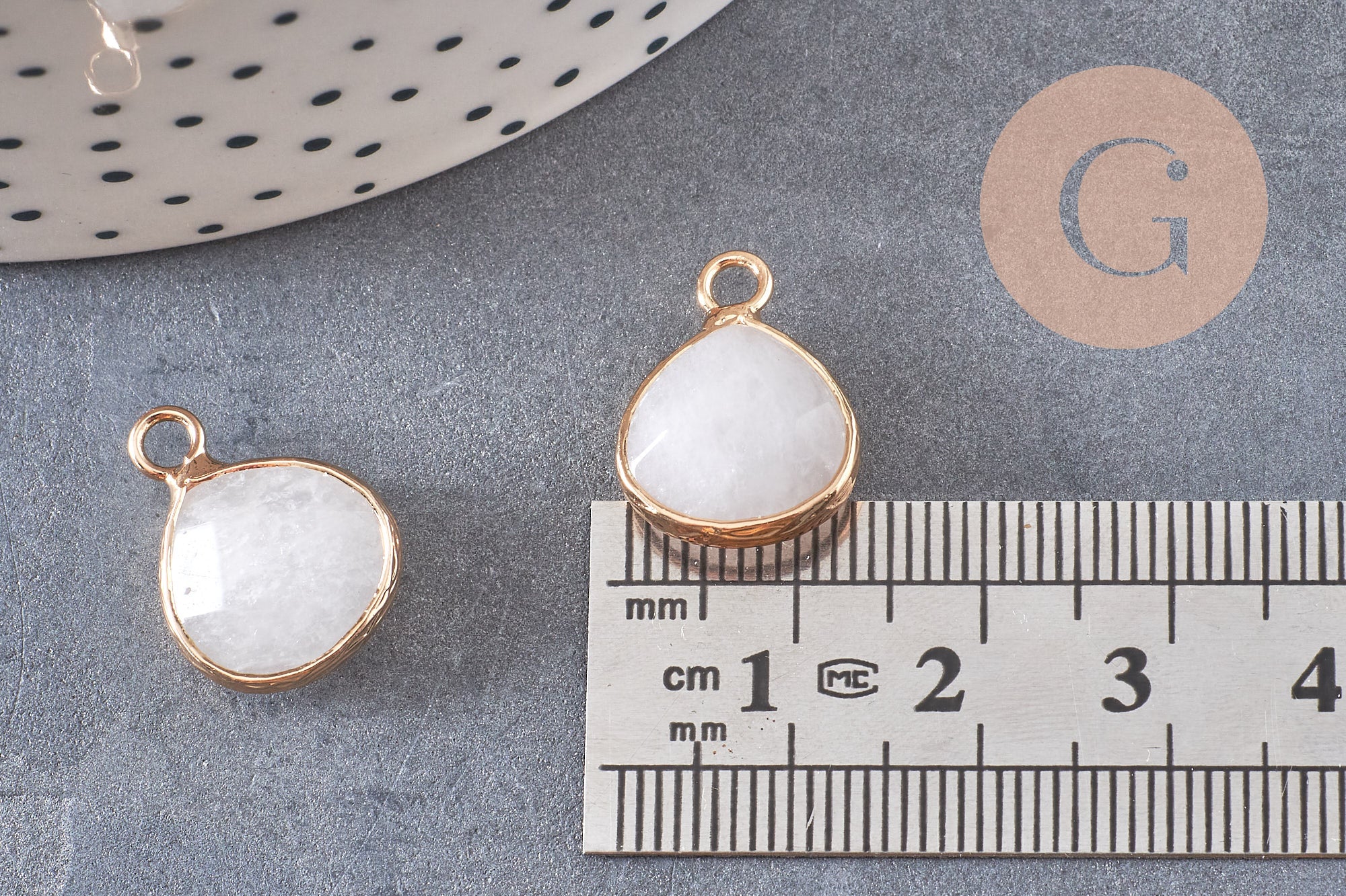 Pendentif goutte jadenaturel teinté blanc laiton doré 18mm, pendentif bijoux pierre naturelle x1 G0789