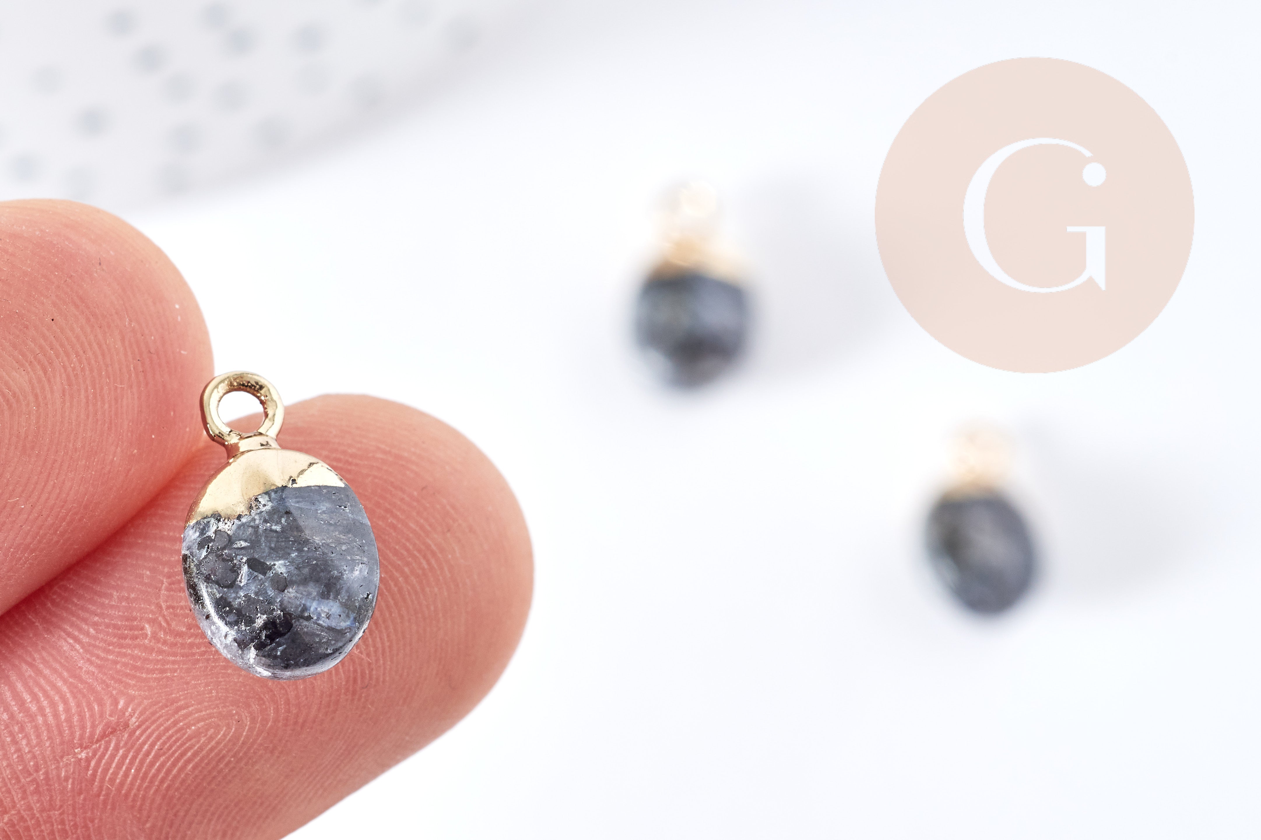 Pendentif goutte labradorite noire naturelle fer doré 14-15mm, x1 (G8697)