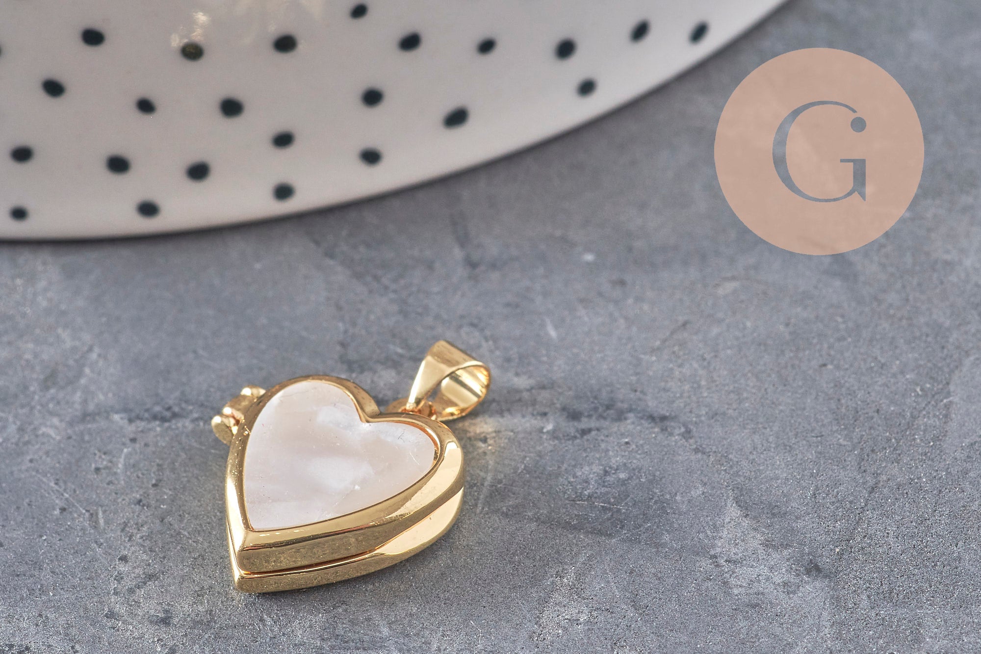 Pendentif locket rond laiton doré 18K coeur nacre naturelle 18.5mm, x1 (G11136)