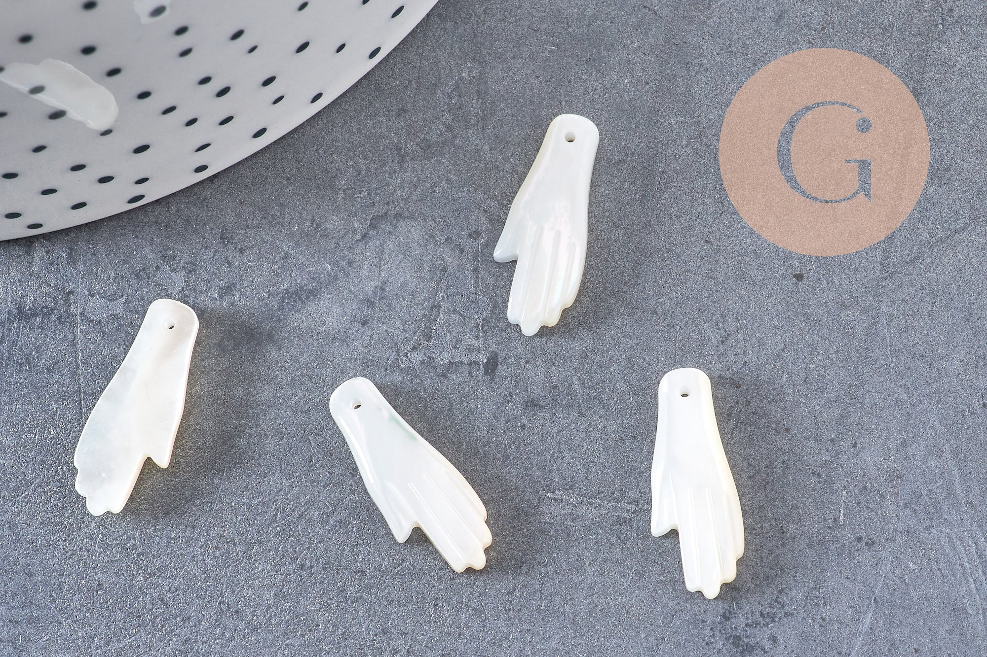 Pendentif main nacre blanche naturelle 21.5mm, x1 (G3937)
