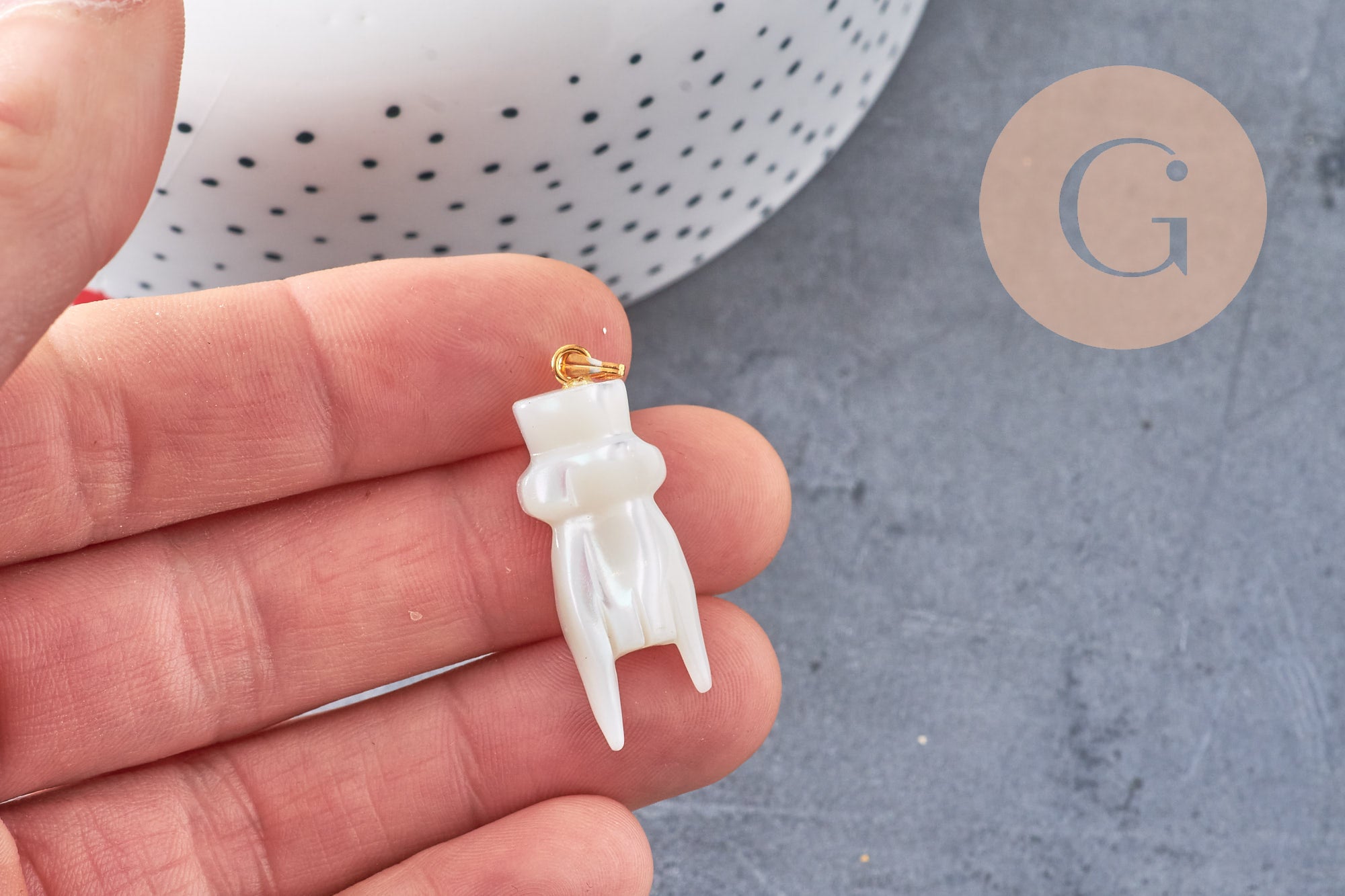 Pendentif main nacre blanche naturelle laiton doré 34mm, x1 (G1081)