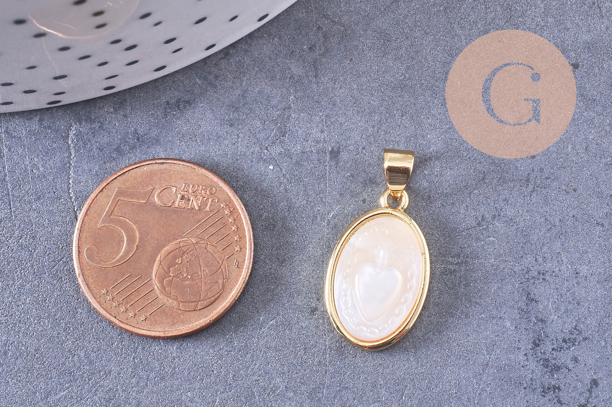 Pendentif médaille ovale coeur sacré ex-voto nacre naturelle laiton doré 20mm, x1 (G10624)