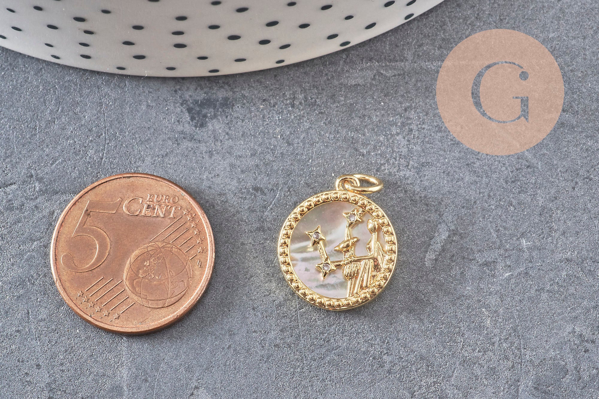 Pendentif médaille ronde Vierge nacre laiton doré 18K zircons,pendentif doré astrologique création bijoux sans nickel,17.5mm, x1 (G3481)