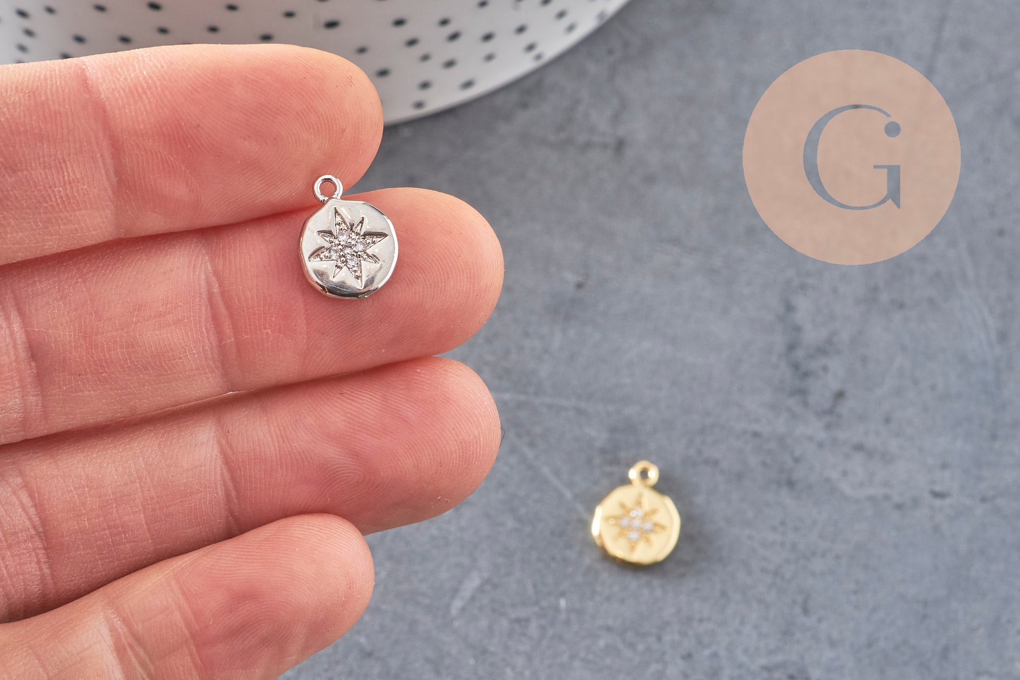 Pendentif médaille ronde étoile laiton doré zircons, pendentif doré avec cristaux pour création bijoux,13mm, x1 (G3471)