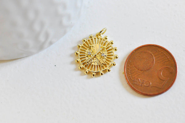 Pendentif médaille ronde flèches laiton doré 18K zircons, un pendentif doré avec cristal pour création bijoux,18.5mm, x1 (G3556)