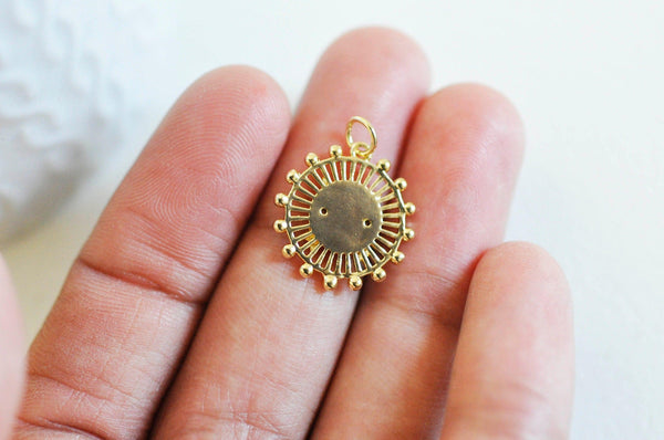 Pendentif médaille ronde flèches laiton doré 18K zircons, un pendentif doré avec cristal pour création bijoux,18.5mm, x1 (G3556)