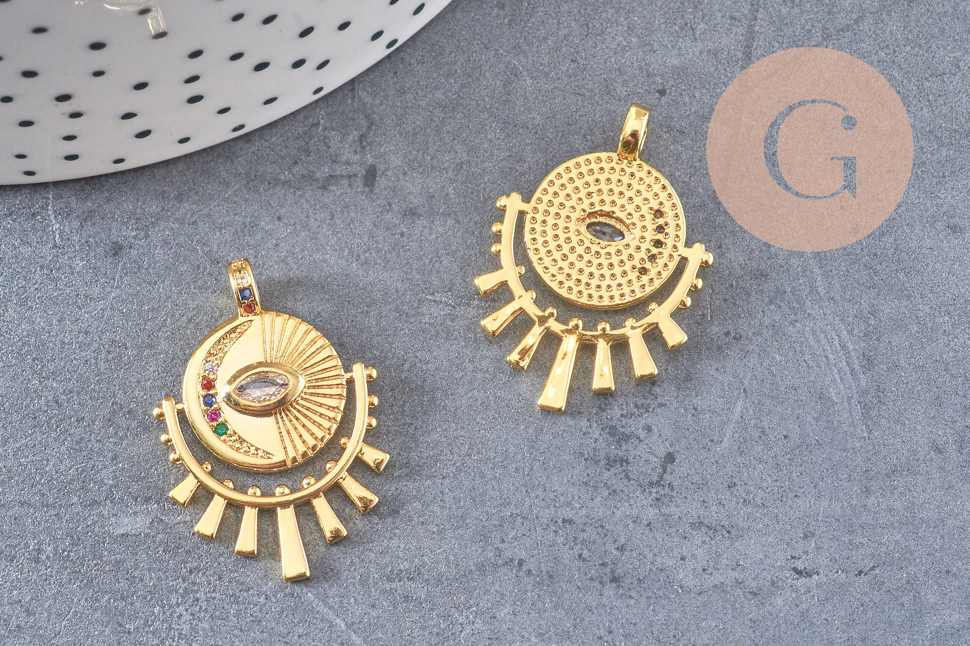 Pendentif médaille ronde oeil laiton doré 18K zircons 31mm, x1 (G4656)