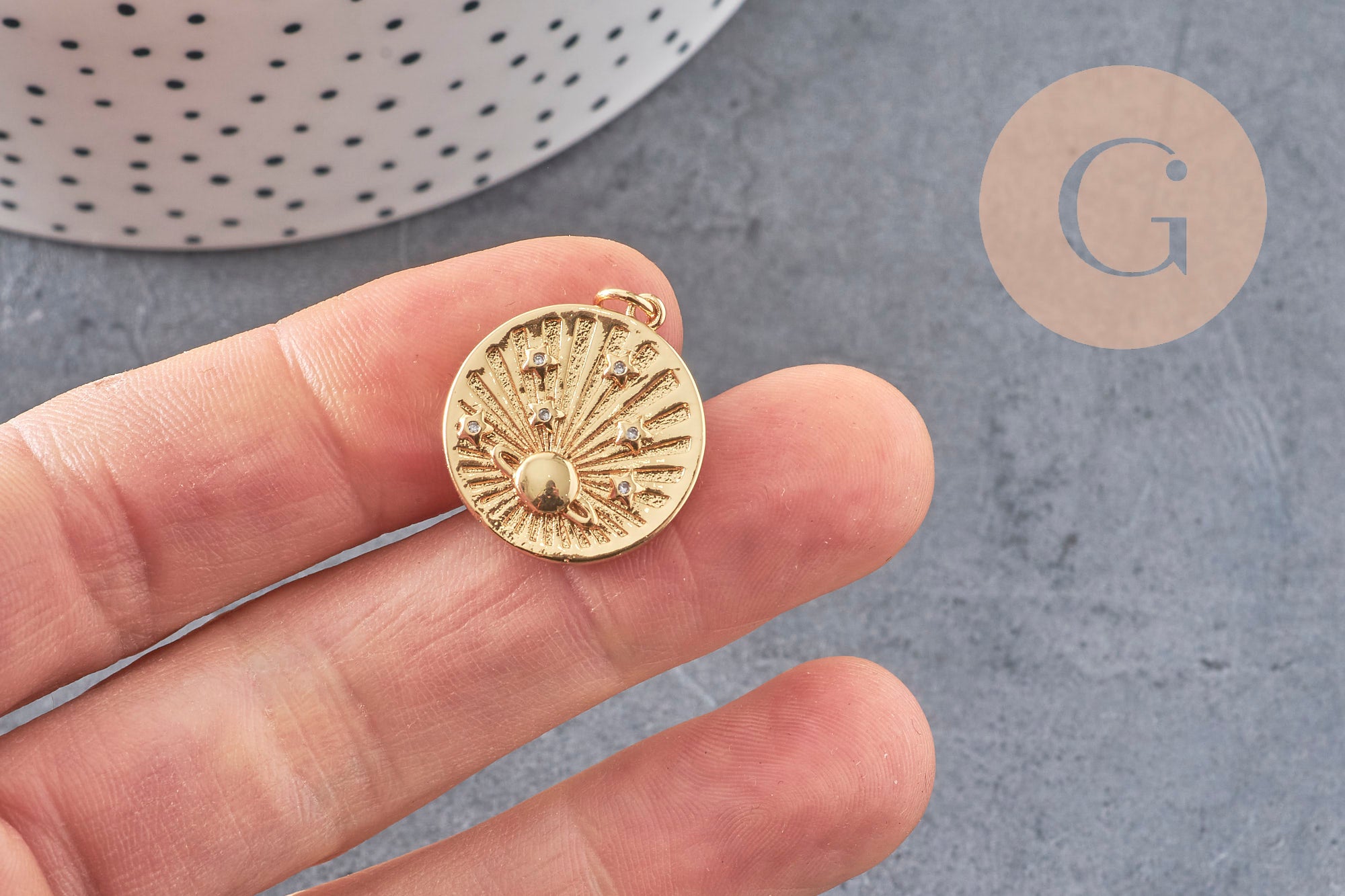 Pendentif médaille ronde planète laiton doré 18K zircons multicolore 23.5mm,pour la création bijoux médaille or, x1 (G6075)