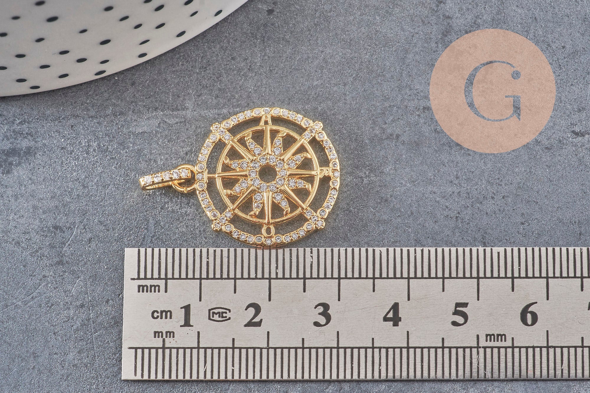 Pendentif médaille ronde soleil boussole laiton doré 18K zircons, un pendentif doré avec cristal pour création bijoux,21mm, x1 (G3552)
