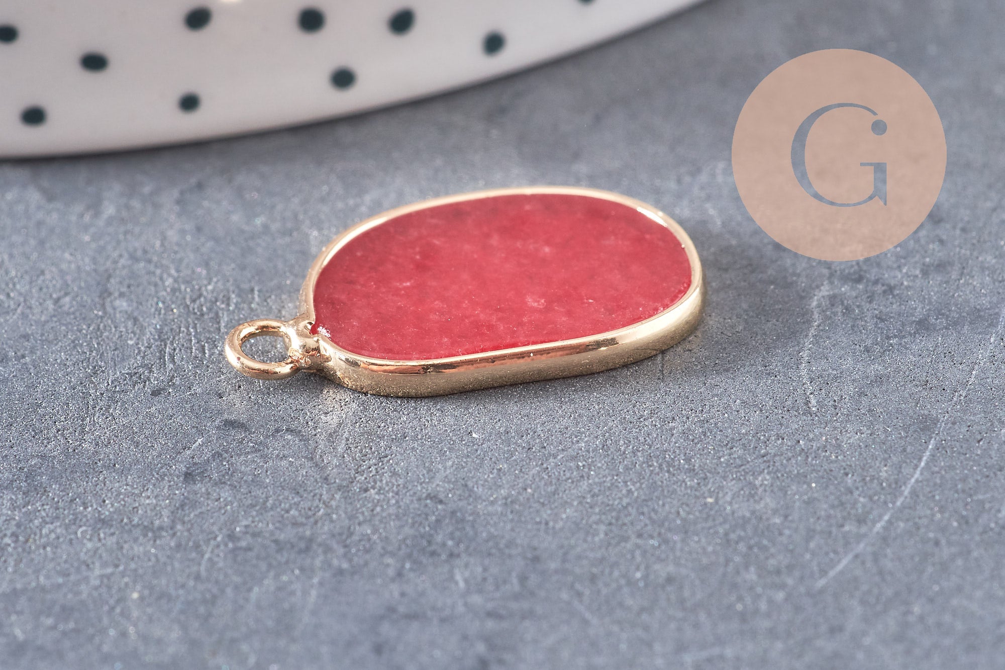 Pendentif oval jade naturel rouge 25mm, x1 (G4101)