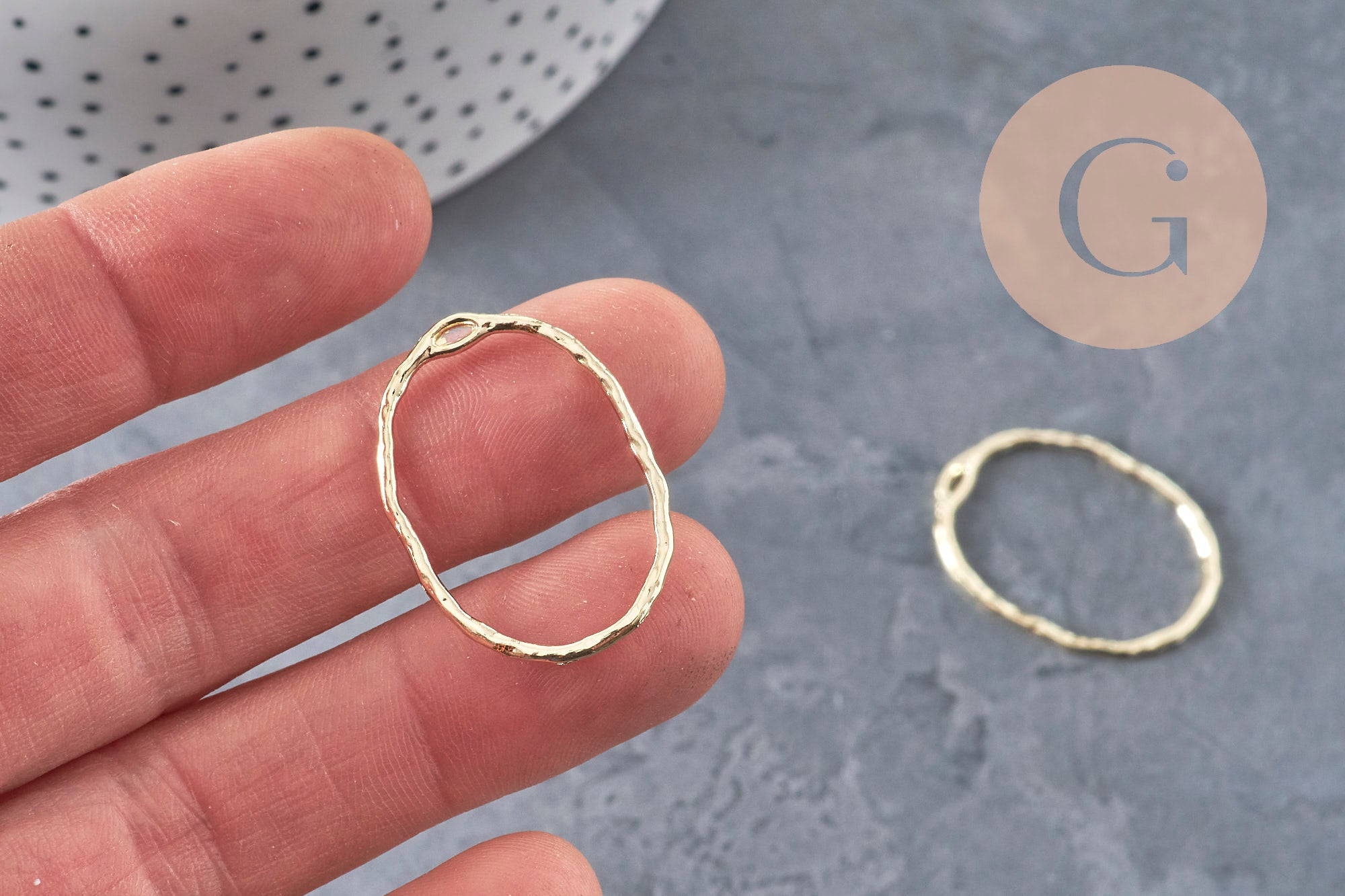 Oval hollowed-out textured gold zamak pendant 30mm, x2 (G11259)