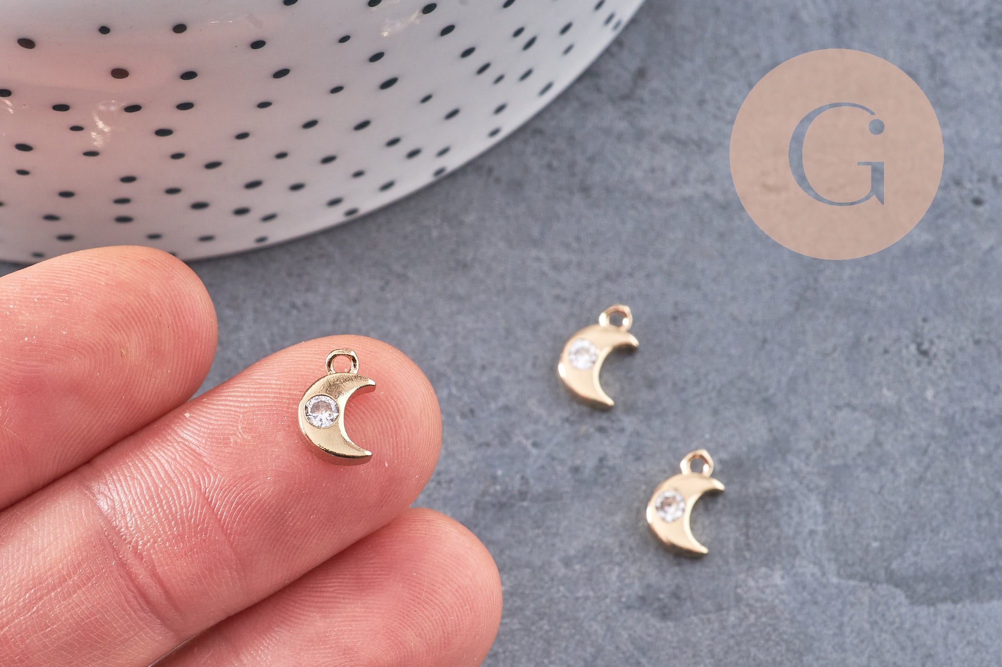 Pendentif petite lune laiton doré zircons, pendentif doré avec cristaux pour création bijoux, x1 (G7046)