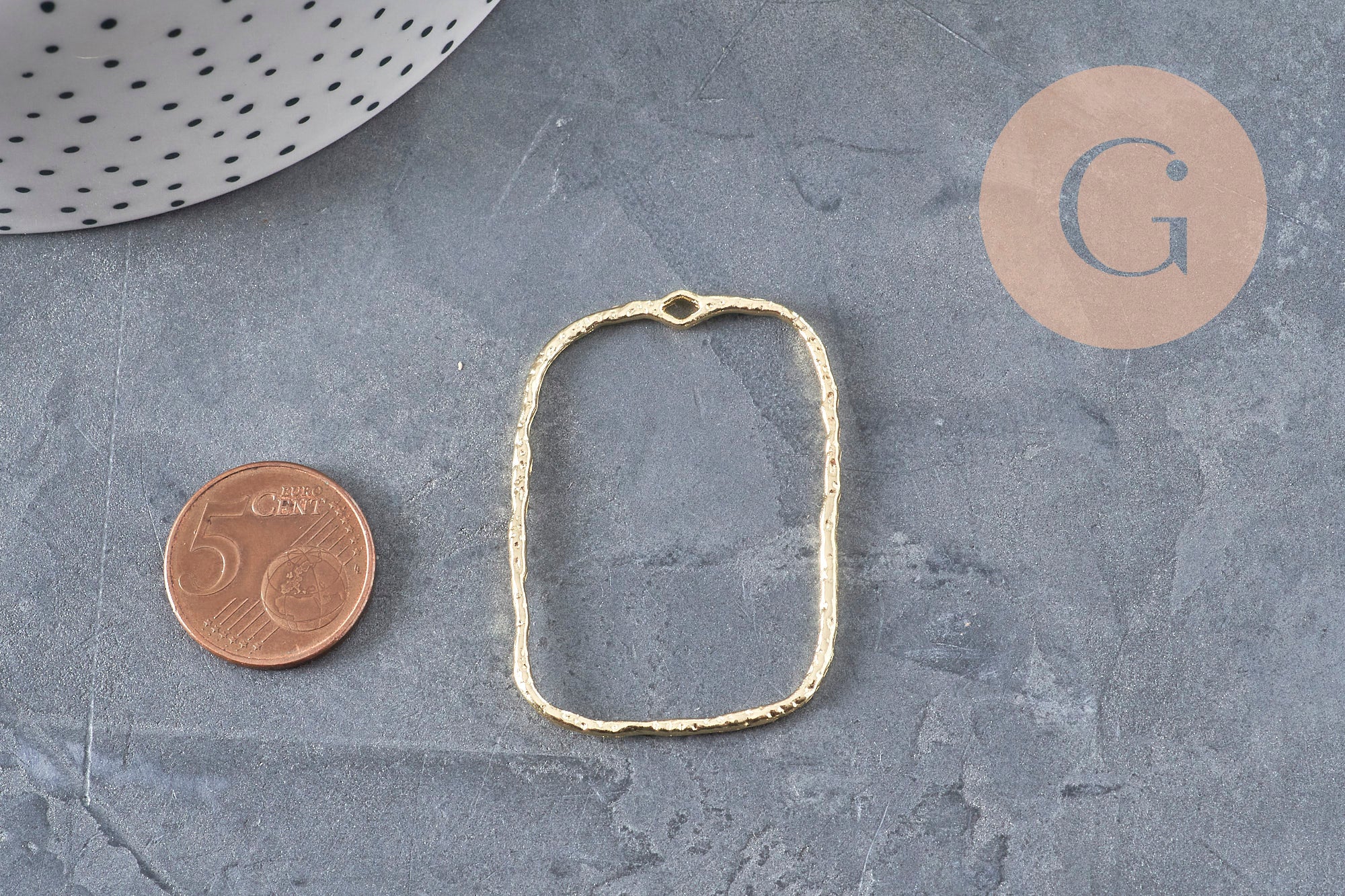 Colgante rectangular calado zamac dorado texturizado 46mm, x2 (G11260)