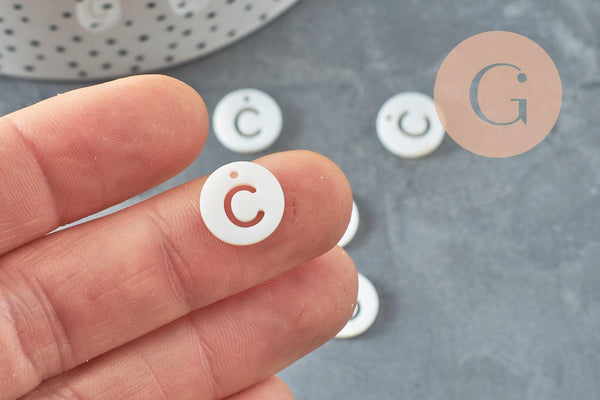 Pendentif rond lettre majuscule évidée nacre blanche naturelle 12mm, x1 (G9761)