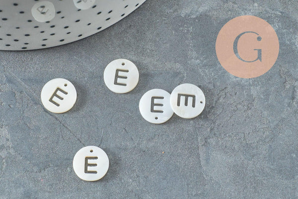 Pendentif rond lettre majuscule évidée nacre blanche naturelle 12mm, x1 (G9761)