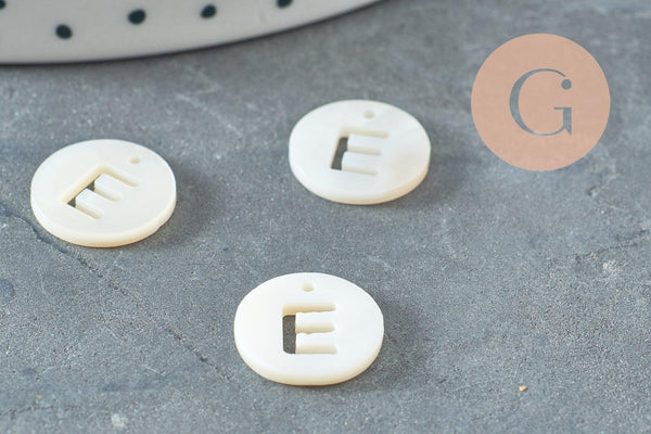 Pendentif rond lettre majuscule évidée nacre blanche naturelle 12mm, x1 (G9761)