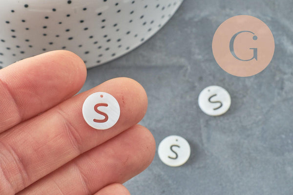 Pendentif rond lettre majuscule évidée nacre blanche naturelle 12mm, x1 (G9761)