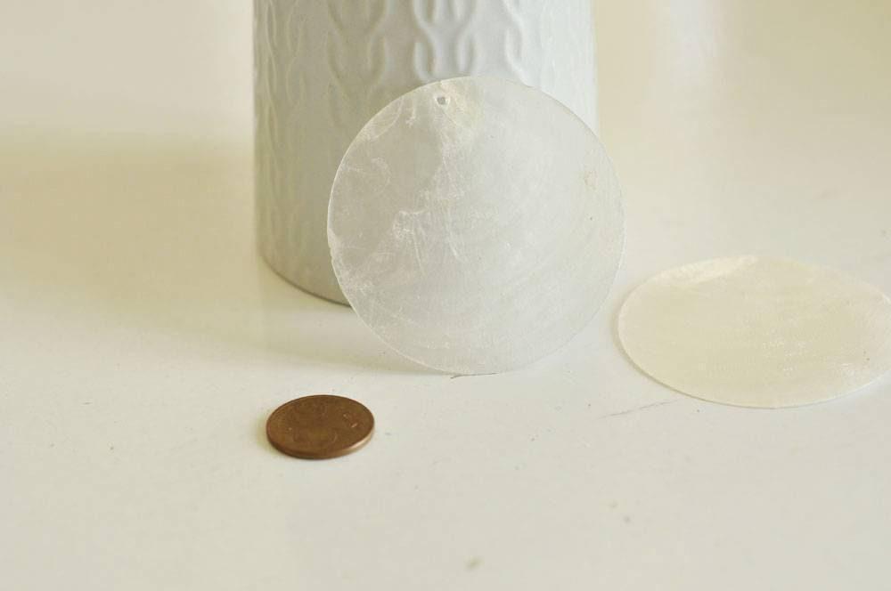 Pendentif rond nacre blanche, pendentif coquillage, coquillage blanc,nacre,coquillage naturel,création bijoux,60mm, x1 G0094