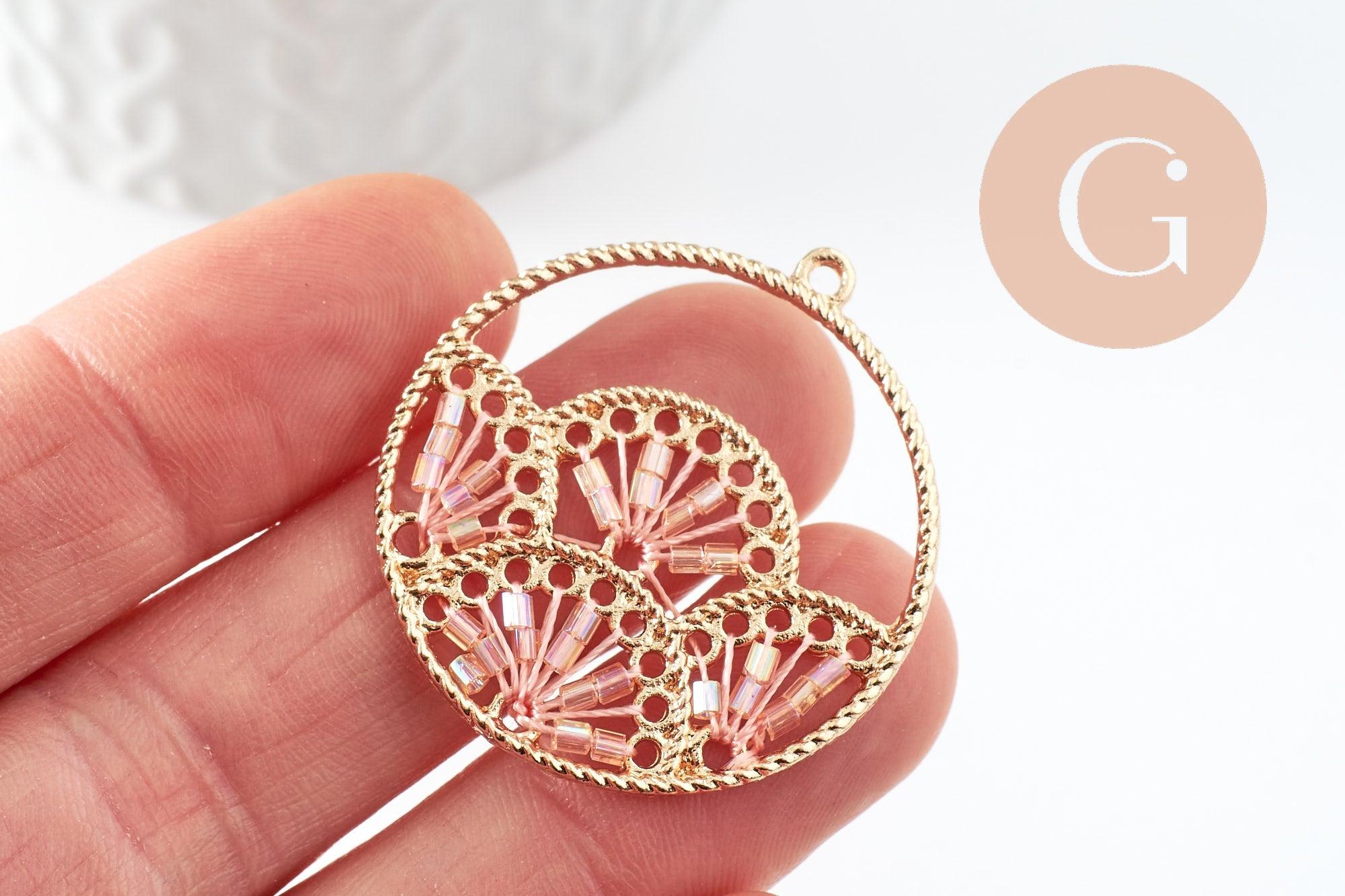 Pendentif rond zamac doré tissé rocaille rose dentelle 37.5mm, x2 (G4131)