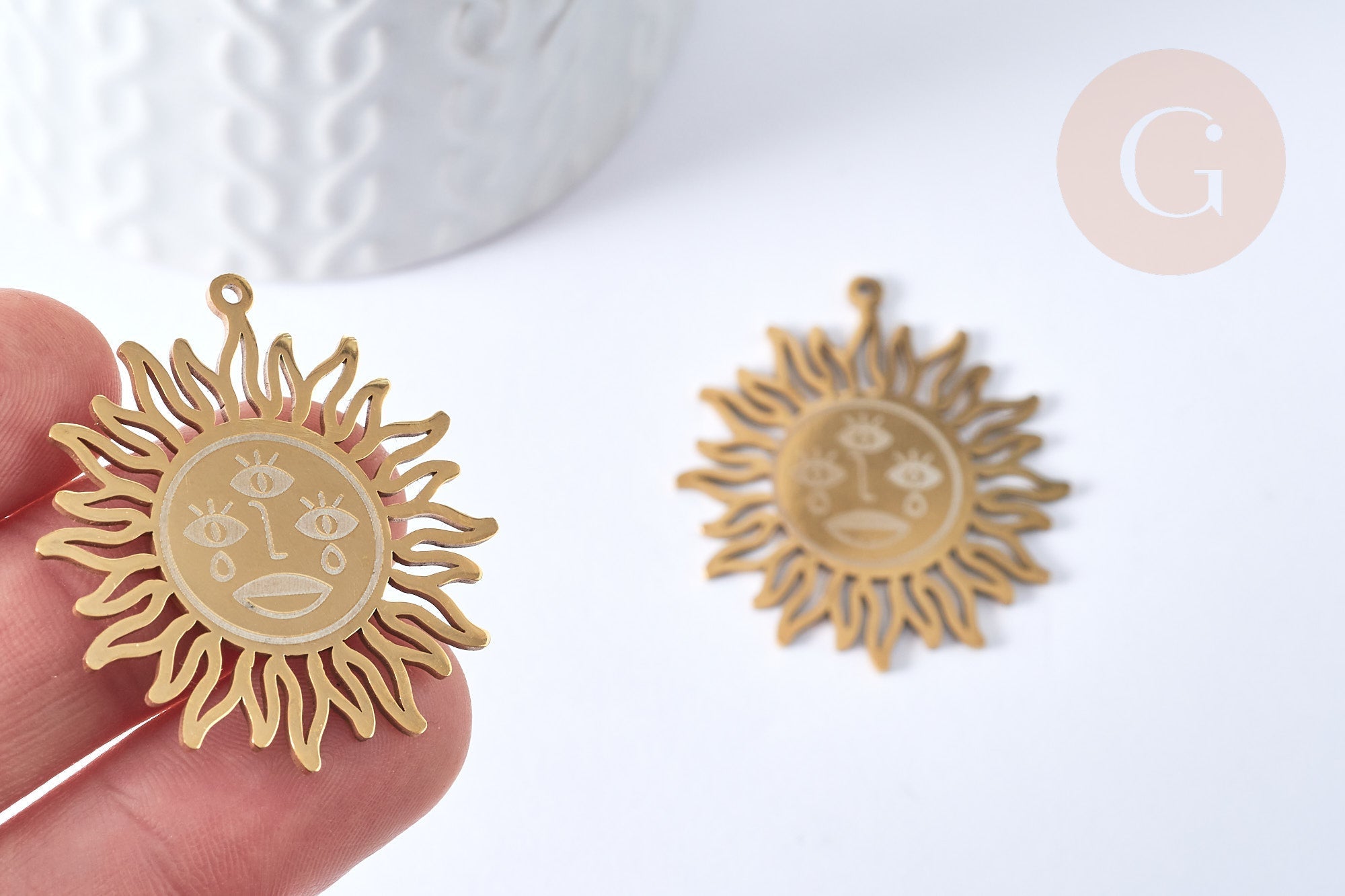 Pendentif soleil mystique acier 201 inoxydable dore 37.5mm, x1 (G5684)