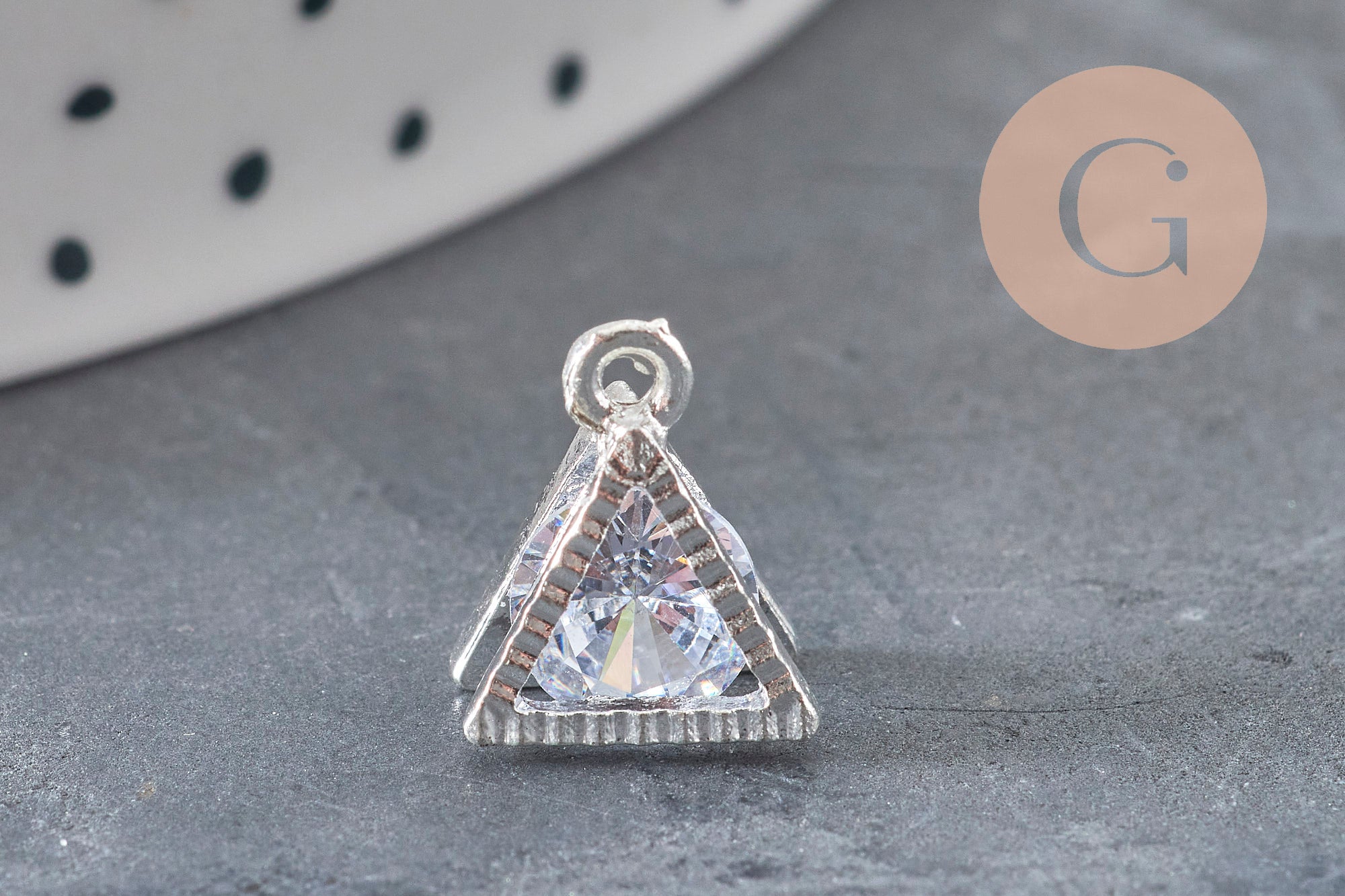 Pendentif triangle 11mm en cristal zircon brillant avec monture zamac argenté.