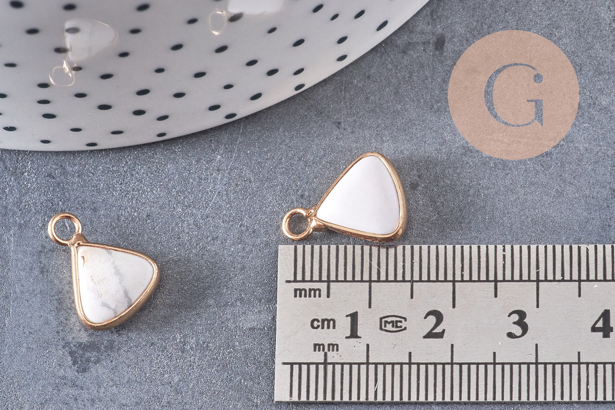 Pendentif triangle howlite,creation pendentif bijoux pierre naturelle, pendentif pierre howlite Naturel,16mm, x1 -G2095