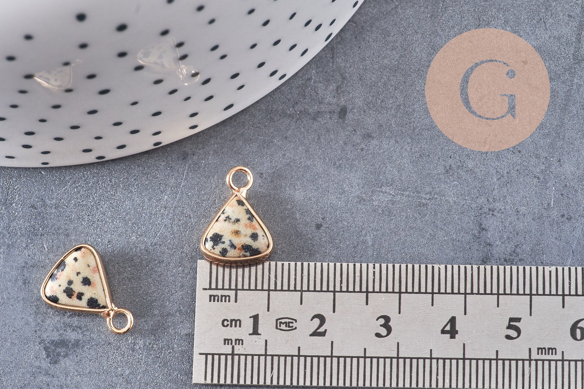 Pendentif triangle jaspe dalmatien naturel laiton doré 16mm, x1 (G0976)