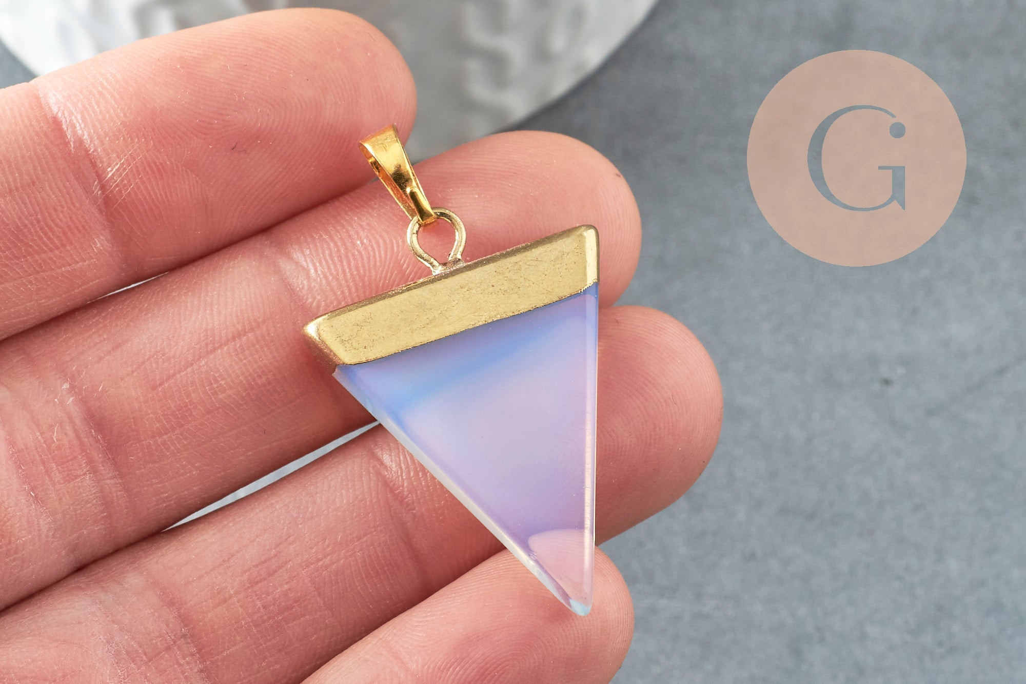 Pendentif triangle opalite blanche laiton doré 33mm, x1 (G5176)