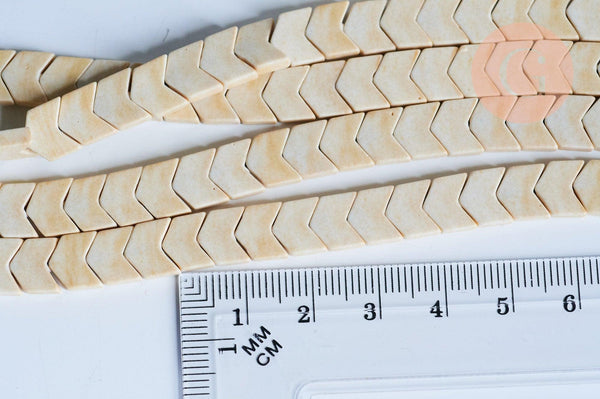 Perle agate naturelle teintée beige forme V, pierre naturel, 8mm, fil de 38cm, x1 (G7067)