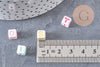 Perle carré Lettre Alphabet plastique blanc lettre multicolore,création bracelet,6mm, x10Gr (G3799)