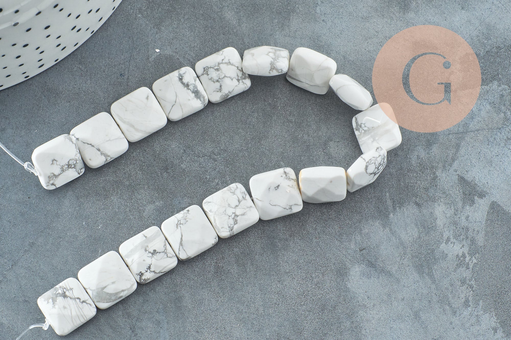 Perle carrée en howlite naturelle 12mm, perle en pierre, fil de 20cm, x1 (G5884)