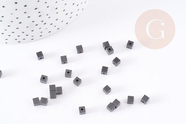 Perle cube hématite de synthèse grise 3mm, fil de 39cm, x1 (G9078)