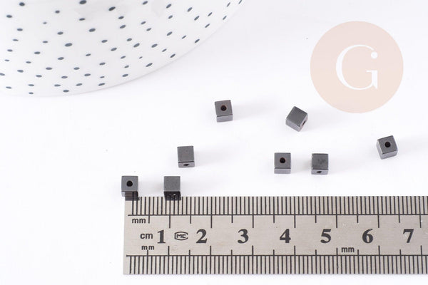 Perle cube hématite de synthèse grise 3mm, fil de 39cm, x1 (G9078)