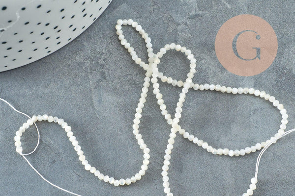 Perle nacre blanche naturelle ronde facettée 2mm, x1 fil de 40cm (G5623)
