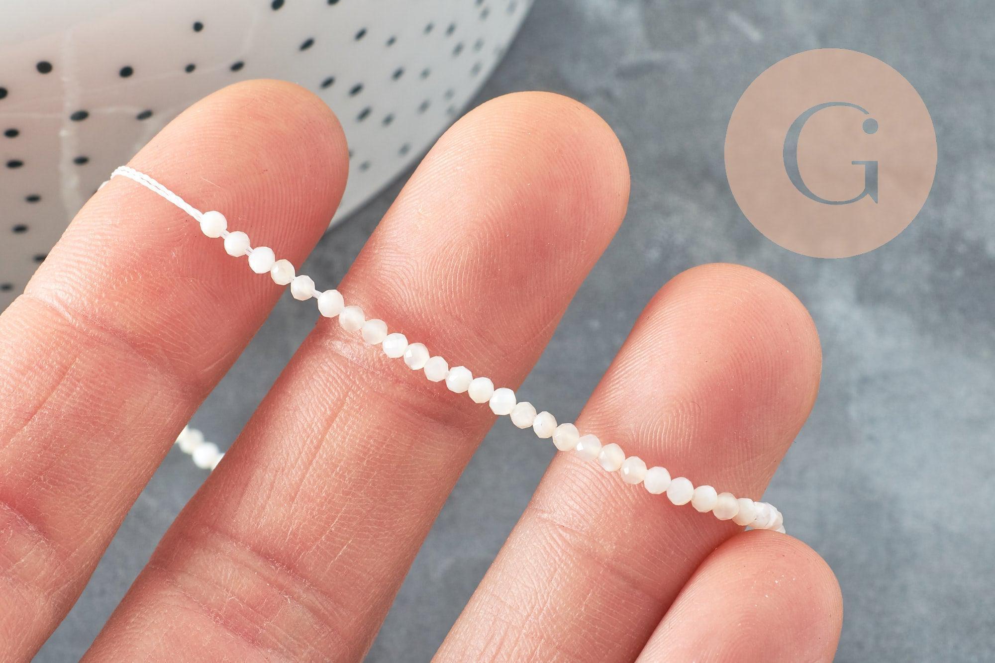 Perle nacre blanche naturelle ronde facettée 2mm, x1 fil de 40cm (G5623)