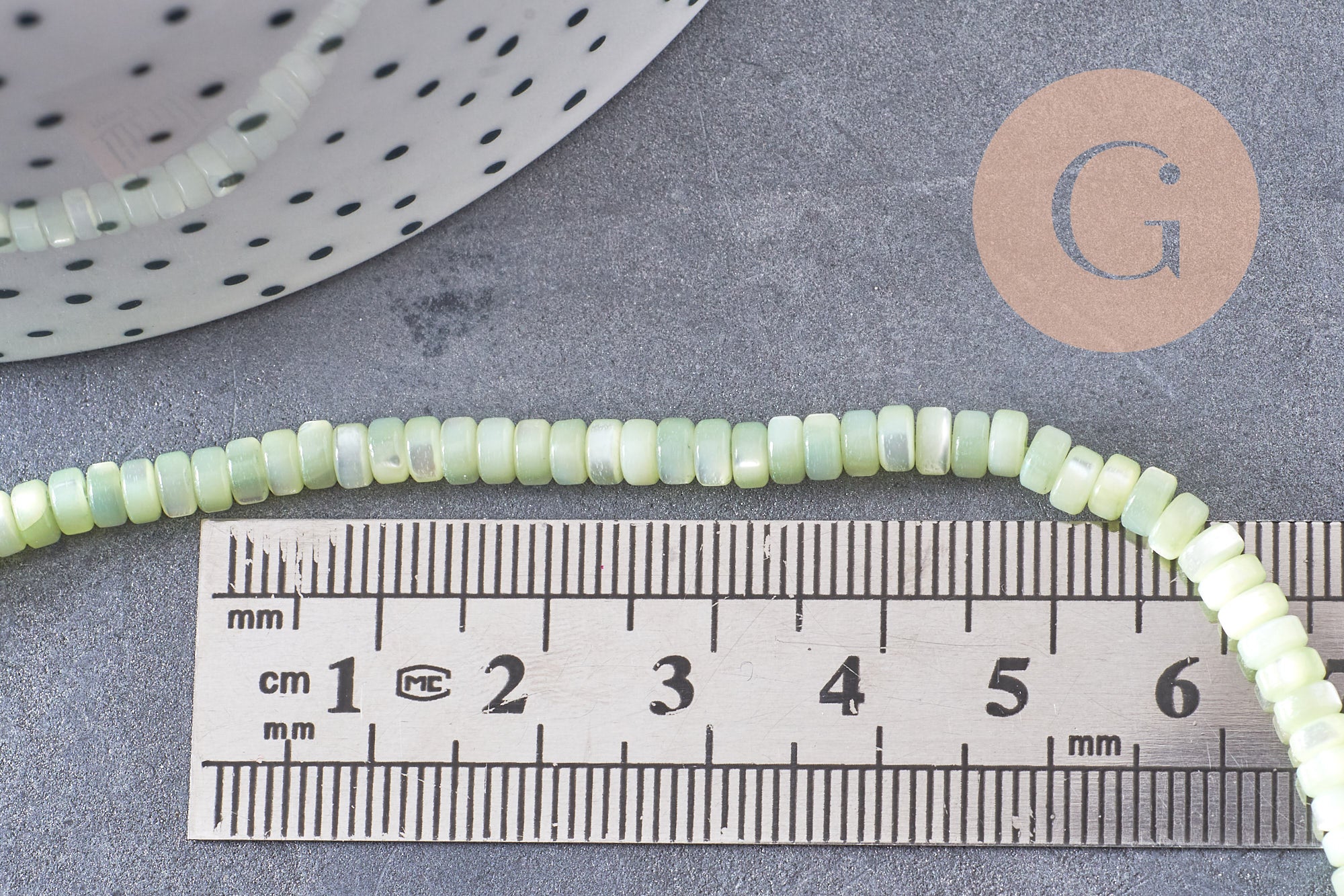 Perle nacre naturelle heishi vert pastel,tube coquillage coloré,perle coquillage,2x4mm, le fil de 40cm, x1 (G4770)