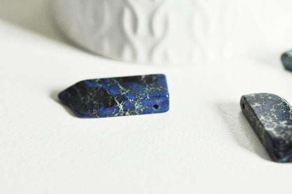 Perle rectangulaire regalite bleue teintée naturelle pour creation de bijoux en pierre naturelle, X2 (G3440)