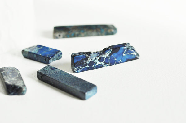 Perle rectangulaire regalite bleue teintée naturelle pour creation de bijoux en pierre naturelle, X2 (G3440)