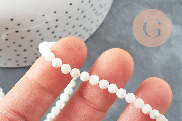 Perle ronde nacre blanche coquillage naturel 4mm, x1 fil de 41 cm (G1724)