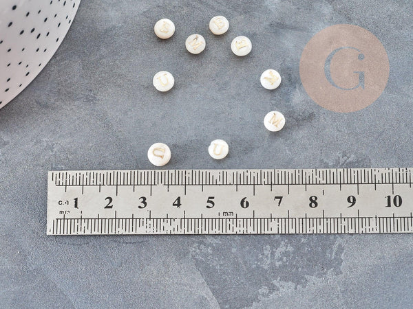 Perle ronde nacre blanche lettre dorée 6x4mm, nacre et coquillage, x1 (G9063)