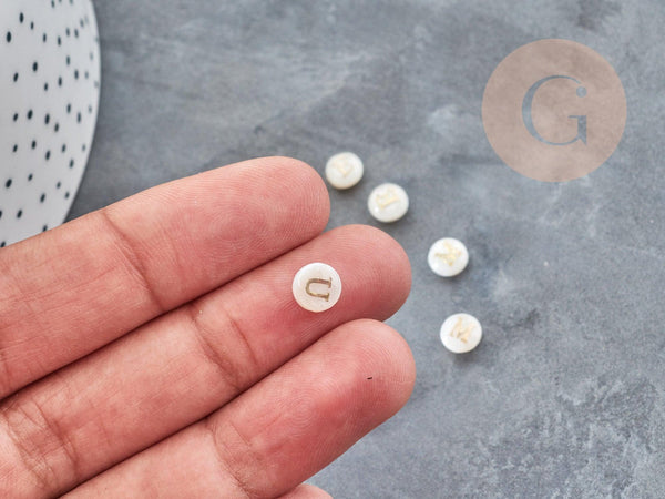 Perle ronde nacre blanche lettre dorée 6x4mm, nacre et coquillage, x1 (G9063)