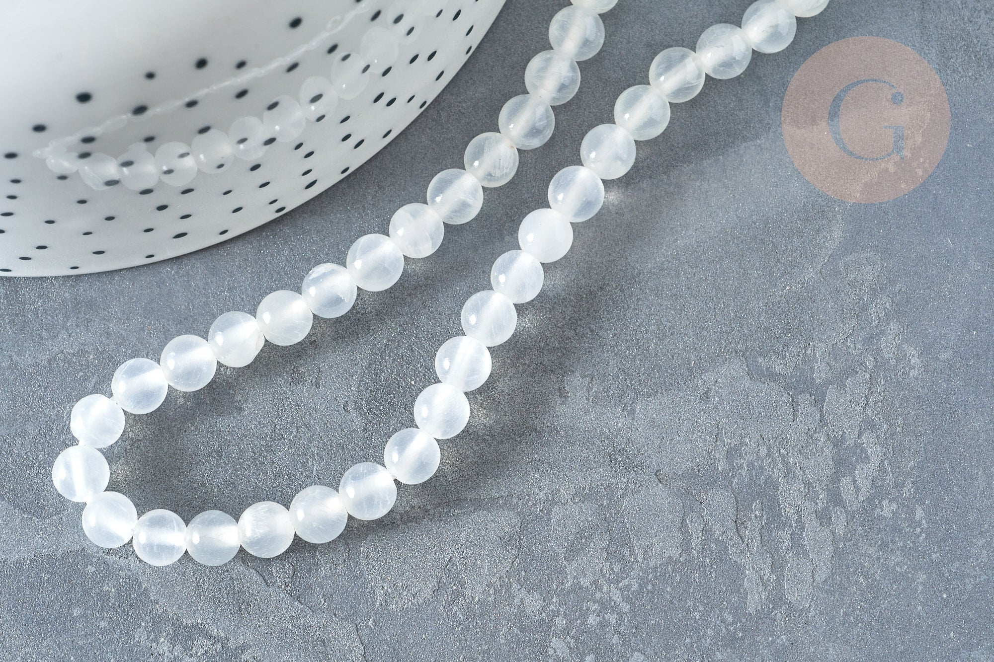 Perle ronde selenite blanche naturelle 6mm, x1 fil de 40cm (G7331)