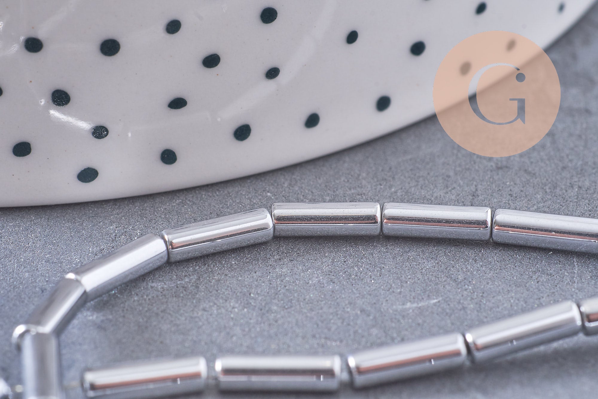 Perle tube hématite argentée 9.5mm, x1 fil de 19cm (G4484)