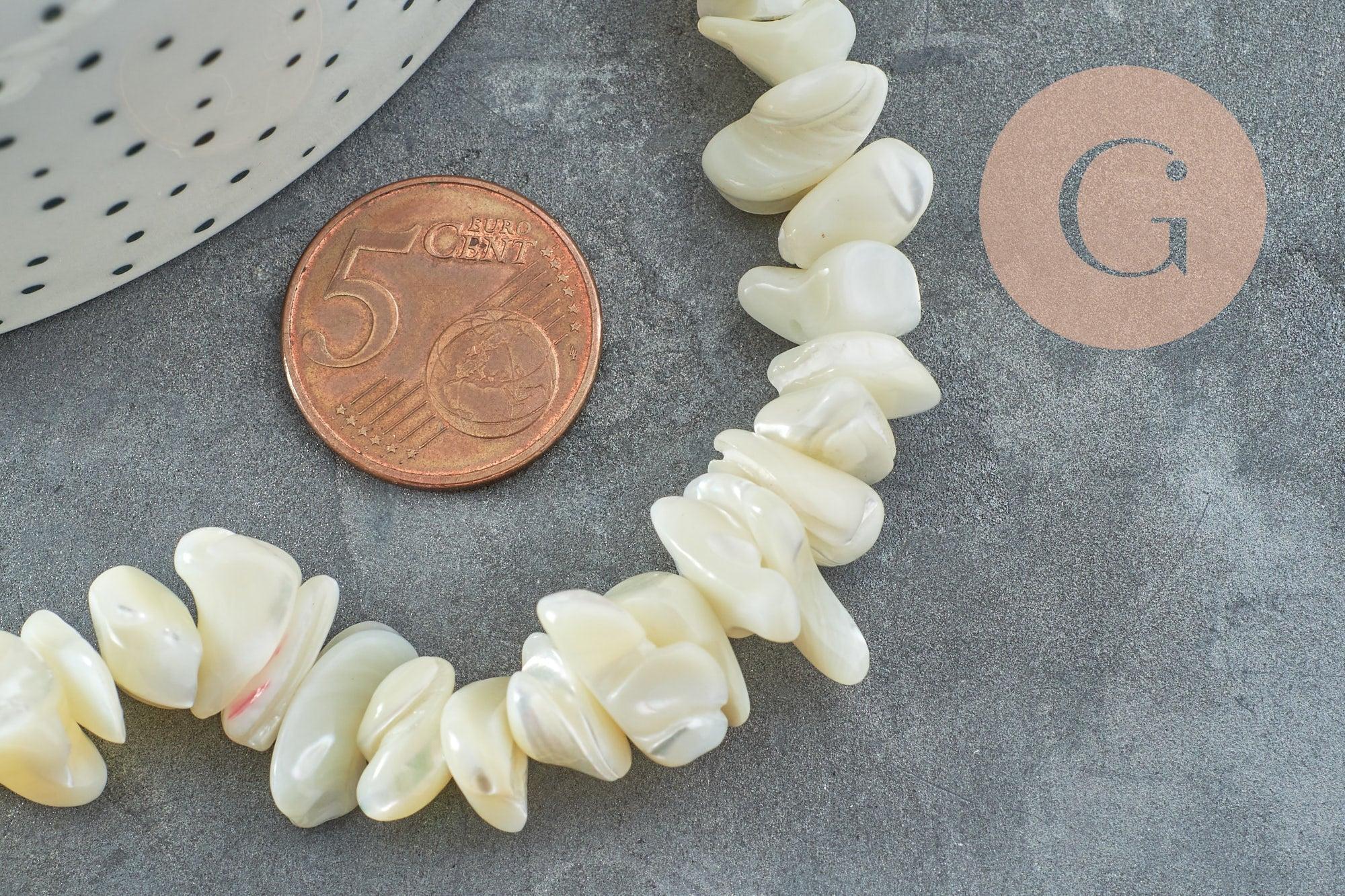 Perles chips coquillage nacre naturelle beige 8-14mm, x1 fil 90cm (G5742)