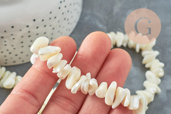 Perles chips coquillage nacre naturelle beige 8-14mm, x1 fil 90cm (G5742)