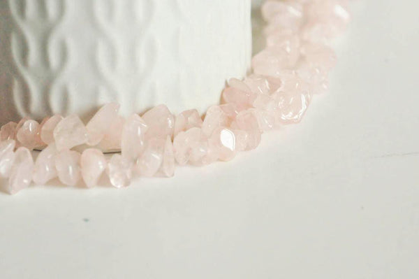 Perles chips quartz rose naturel fil de 90cm, x1 (G2107)