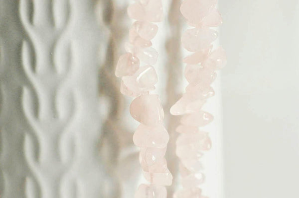Perles chips quartz rose naturel fil de 90cm, x1 (G2107)