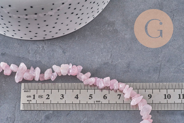 Perles chips quartz rose naturel fil de 90cm, x1 (G2107)