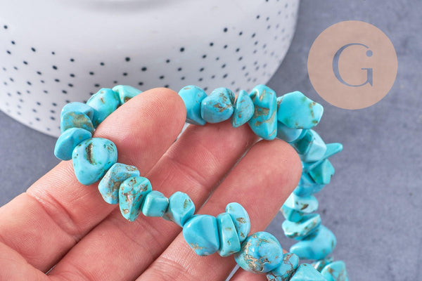 Perles chips turquoise de synthèse, x1 fil 90 cm (G1770)