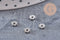 Perles intercalaires Rondelles fleurs acier 304 inoxydable platine 4mm, x10 (G10904)